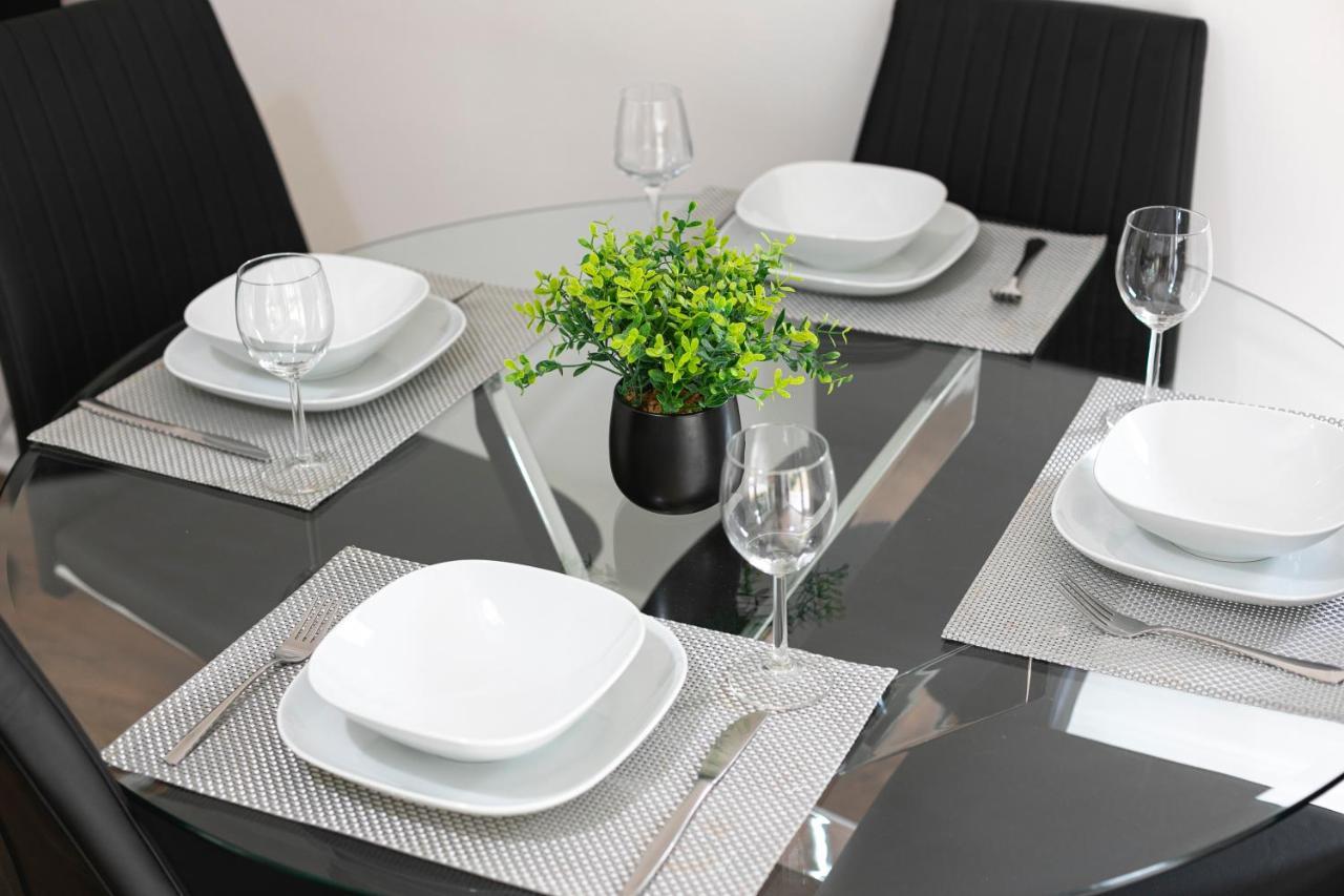 Skyvillion - Stevenage Spacious Comfy 2Bed House With Garden, Free Wifi & Parking מראה חיצוני תמונה