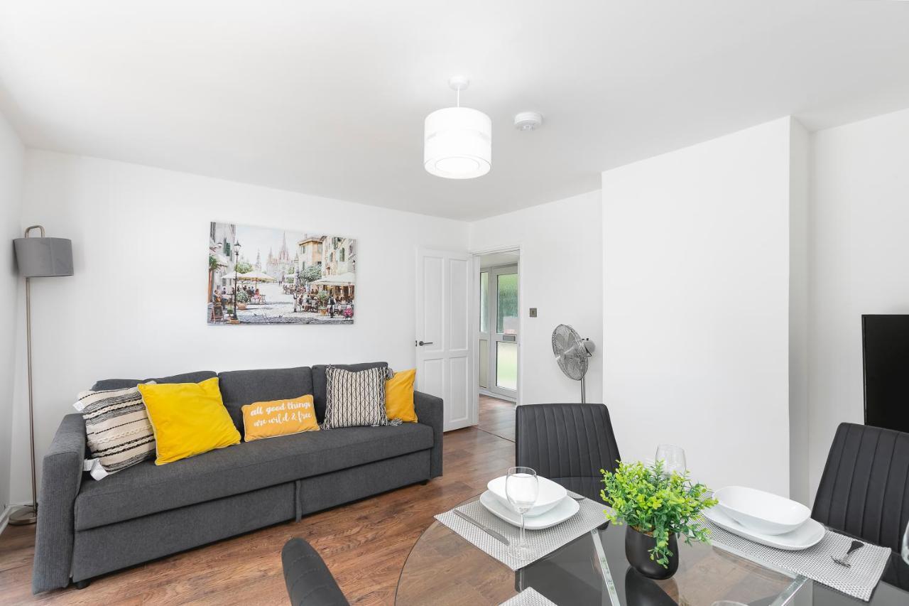 Skyvillion - Stevenage Spacious Comfy 2Bed House With Garden, Free Wifi & Parking מראה חיצוני תמונה